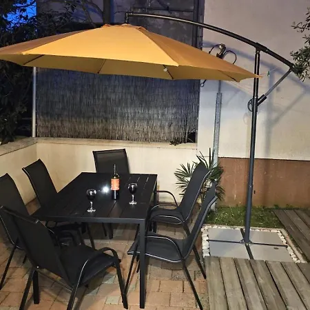 With Garden In Appartamento Barbariga