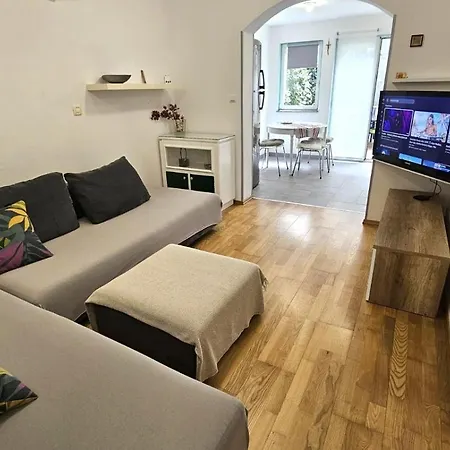 Apartment With Garden In *