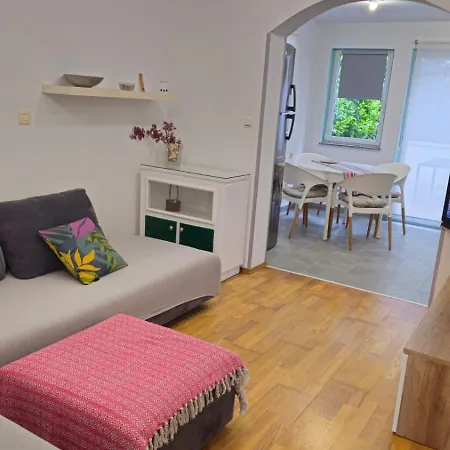 Apartment With Garden In *